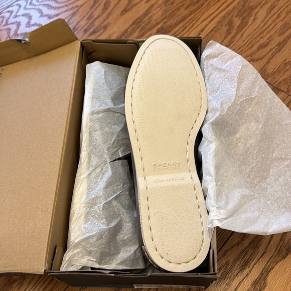 New in the box Sperry leather shoes - Picture 3 of 3